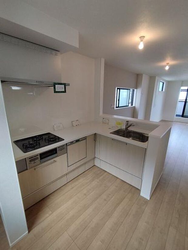 （1号棟） L字型キッチンで動線短く、効率的にお料理ができそうです。