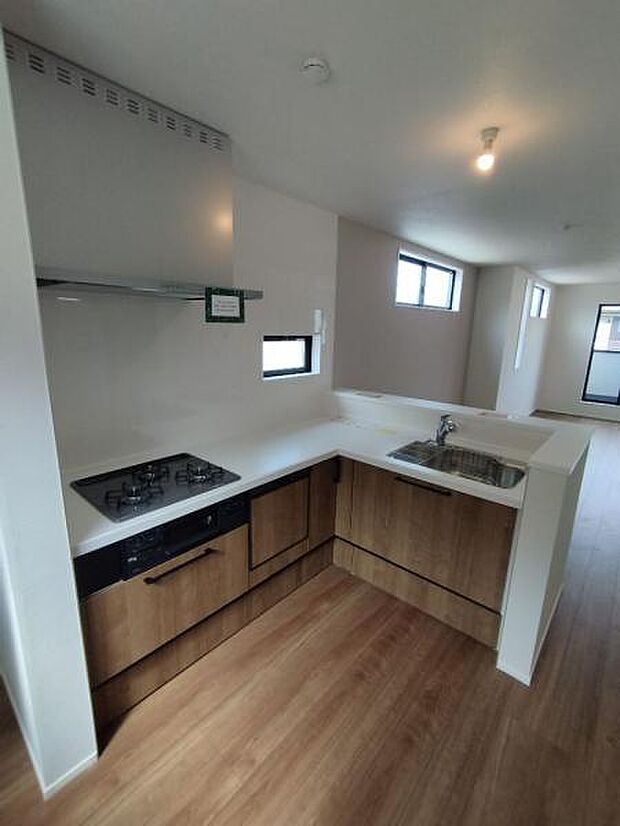 （2号棟） 食器洗い乾燥機付きのキッチンで毎日のお皿洗いストレスから解放されます。