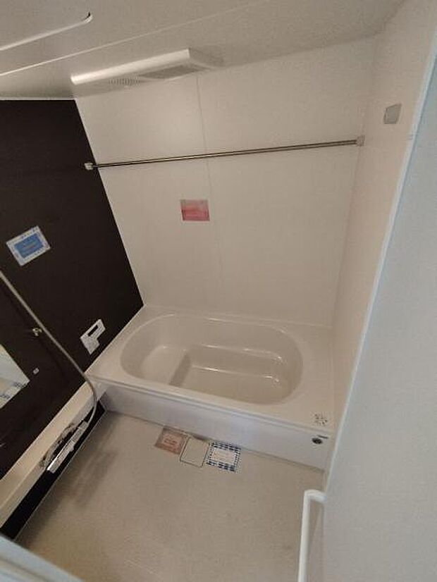 （1号棟） 節水・エコ仕様の浴槽です。日々の疲れを癒してくれるバスルーム。