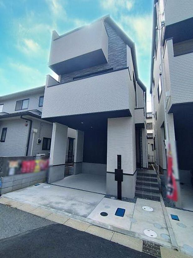 （1号棟） スタイリッシュで洗練された外観が印象的です。3階建てのビルトイン車庫タイプです。