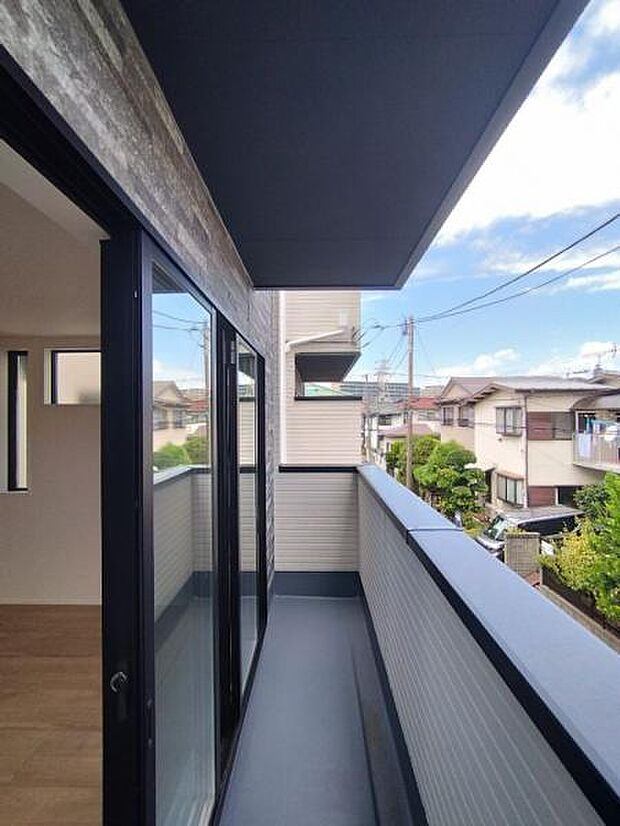 （1号棟） 2階と3階のバルコニー。家族が多くてもお洗濯がはかどります。