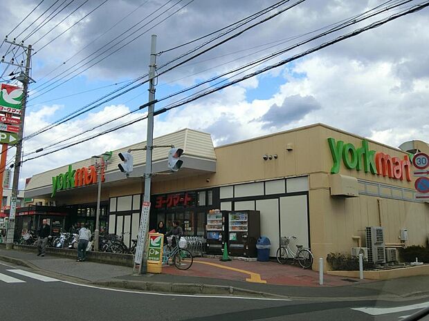 ヨークマート夏見台店まで徒歩12分 営業時間は9時から22時まで。千葉銀行のATMもあります。各バス停からも1分から2分で利用可能な便利なスーパー。