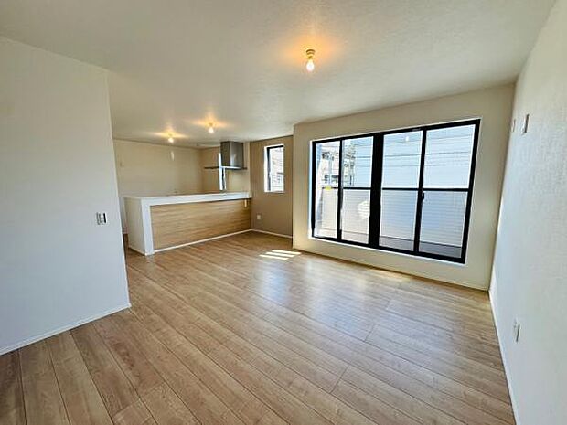 (2号棟) リビングの様子です。大きな窓から採光が取れて明るい空間です。