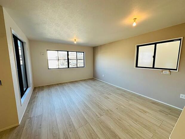 （1号棟） 2階リビング、床暖房とアクセントクロスのあるLDK空間です。 