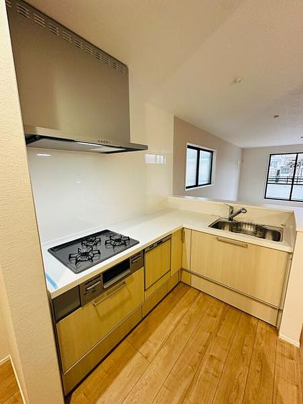 (4号棟) 対面式のカウンターキッチンはお料理中でも家族との団欒を楽しめます。