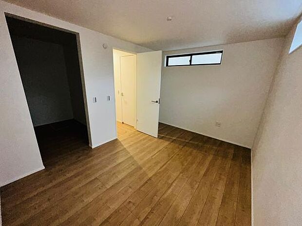 （4号棟） ファミリークロークとしても、趣味部屋としても、寝室としても利用可能な納戸です。