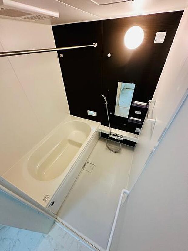 （3号棟） 半身浴も楽しめる浴室です。浴室乾燥暖房機も付いています。