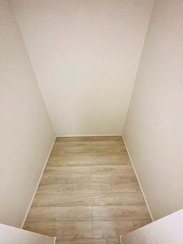 （3号棟） お洋服をたくさん収納できるWICです。お洋服以外の収納も十分。