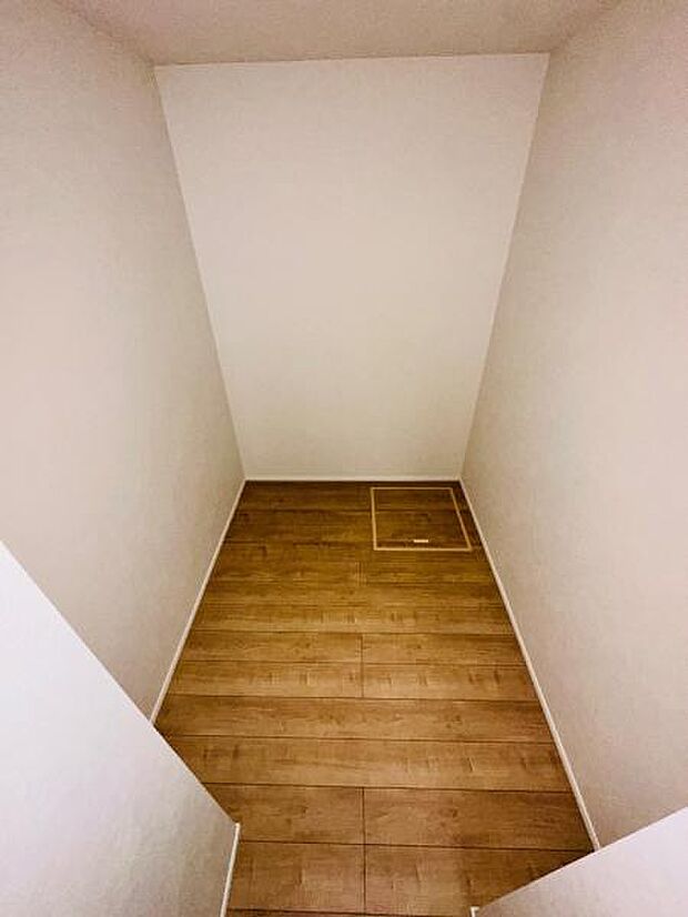 (4号棟) WICです。お洋服をたくさん掛けることができます。