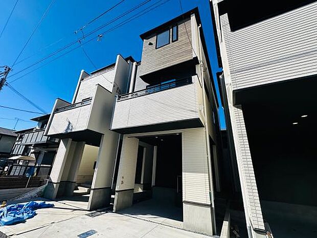 (3号棟) 両隣が同じ分譲地の新しい建物に挟まれた3号棟です。