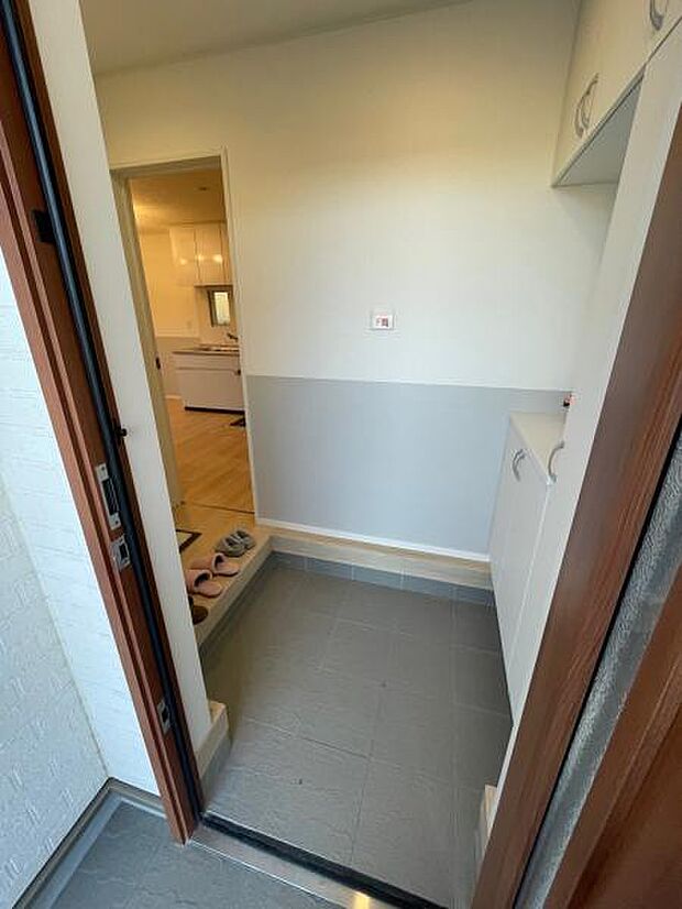 コンパクト玄関ではありますが、大容量シューズボックス付きでキレイに整うお家の顔。