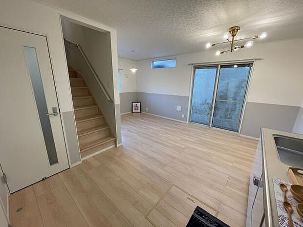 キッチン背面には広さがあるので、ご家族同士の動線が被りにくいです。