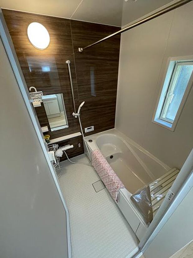 半身浴ステップ付バスタブのあるバスルーム。安心して親子入浴も出来、節約も叶う快適バスルーム。浴室暖房換気乾燥機付き。