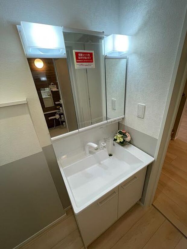 この大きさがちょうど良い使いやすい洗面化粧台。満足できる収納スペース。