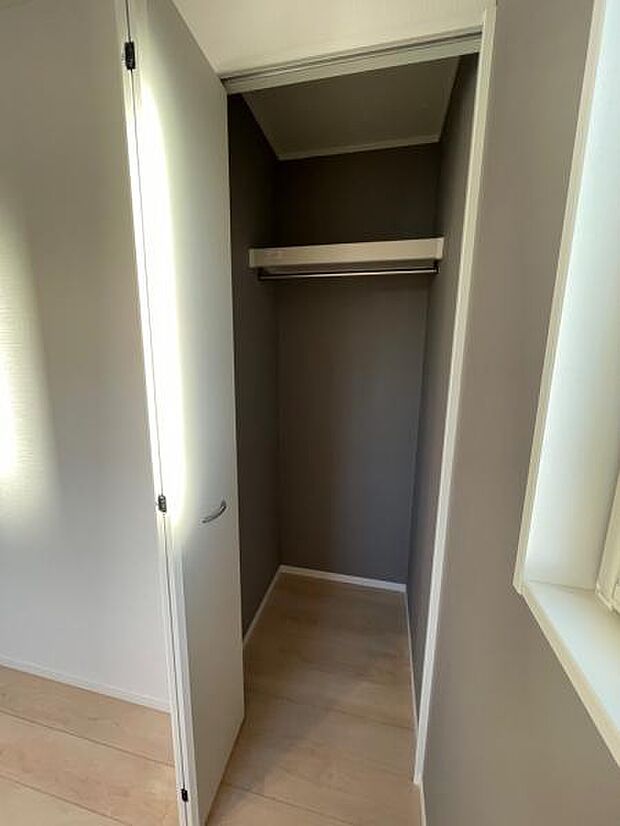 各居室収納がありますが、クローゼット内までアクセントクロス張り。扉を開けても楽しめる収納空間。