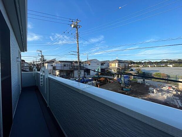 前面棟なし、高台のため視界開放的。幅広さのあるバルコニーなのでたくさん洗濯物が干せます。