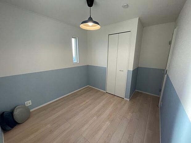 主寝室は5帖。汚れが気になりにくい腰高までのクロス張り仕様。