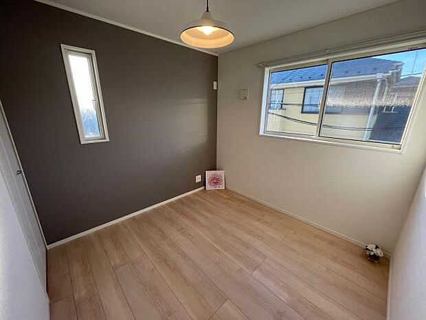 空間が一気に締まるダークカラーを採用の4.5帖のお部屋。