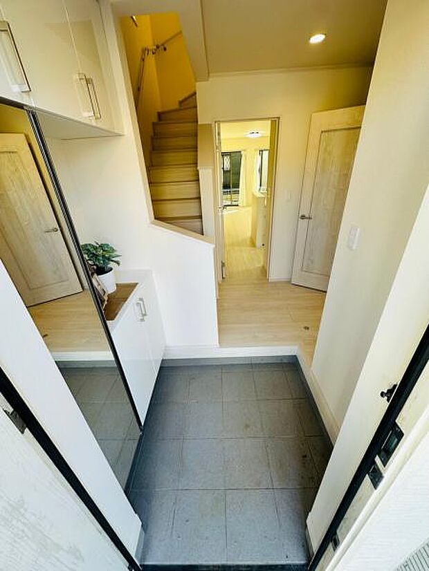 B号棟 姿見付きの靴収納が備えられています。