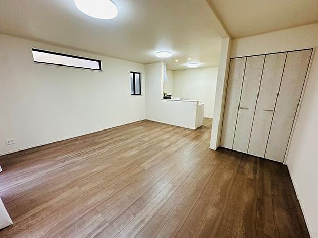 A号棟 深いフローリングで大人っぽい雰囲気のLDKです。