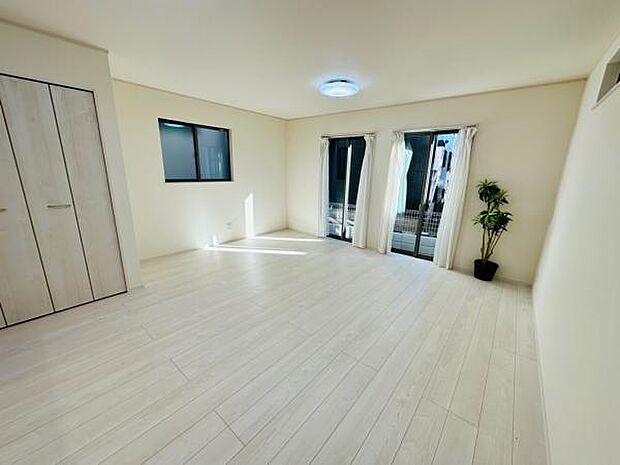 B号棟 明るく清潔感のある床材。優しく光を取り込んでいるLDKです。