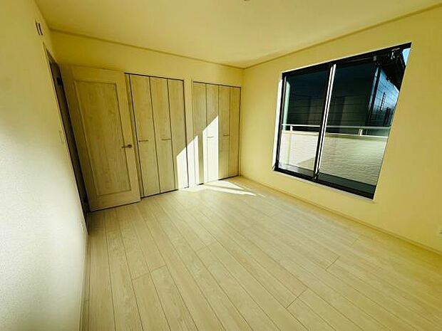 B号棟 バルコニーに出入りできる主寝室 。夫婦のお部屋としても最適です。