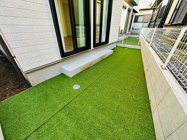 A号棟 ちょっとしたお庭スペースもあると、日々ガーデニング等を楽しむことができます。