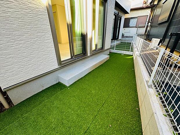 B号棟 ちょっとしたお庭スペースもあると、日々ガーデニング等を楽しむことができます。