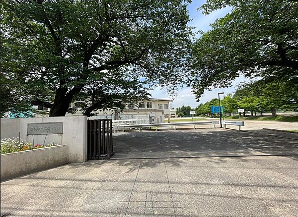 船橋市立船橋中学校まで徒歩8分 船取線へ通じる夏見小室線という道路沿いにある、創立70周年を超えた中学校。坂を利用することにはなりますが、毎日が良い運動。自然と鍛えられます。