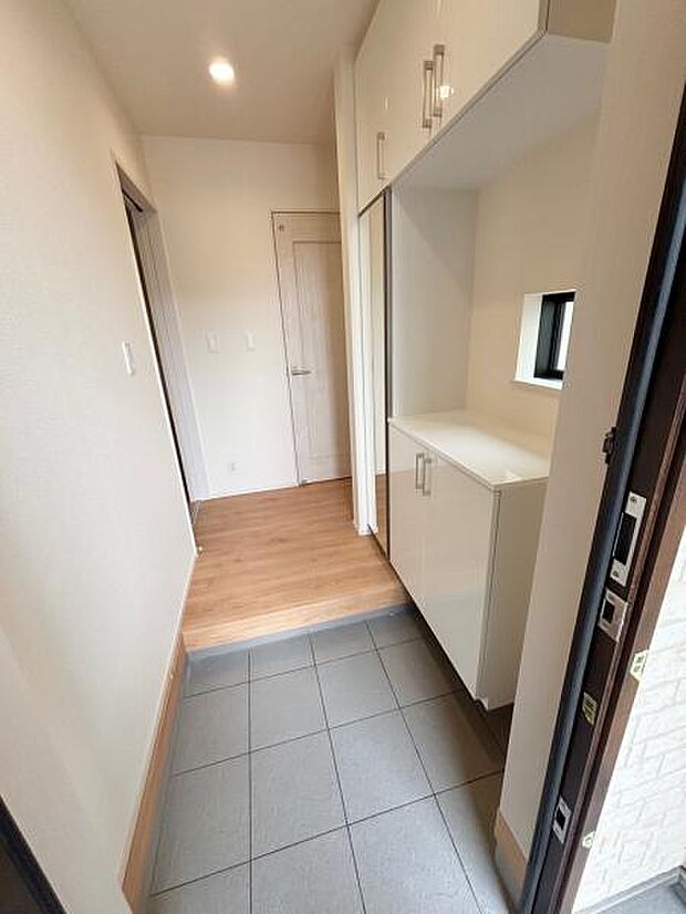 B号棟 玄関スペースは十分な広さがあり、複数人の帰宅でも混雑しません。