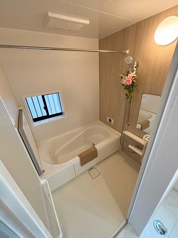 B号棟 半身浴も楽しめる浴室です。浴室乾燥暖房機も付いています。