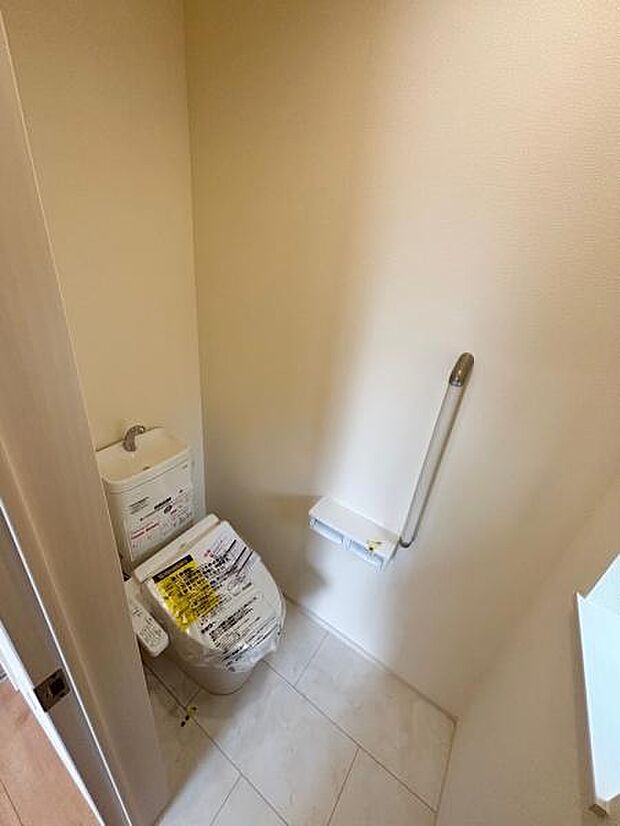 B号棟 長く住むからこそ立ち座りの補助の手すりがありがたいですね。