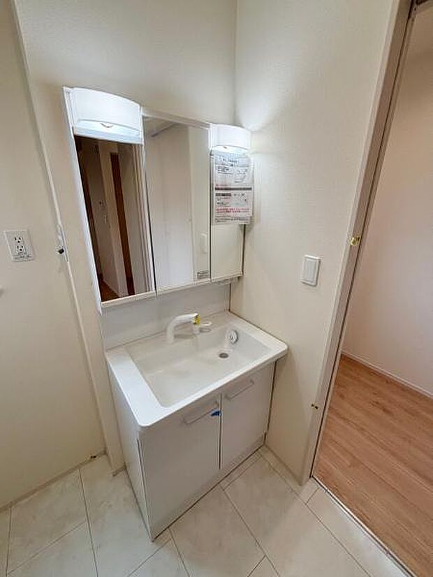 B号棟 人気の三面鏡タイプの洗面台です。鏡の裏にも棚があるので収納豊富です。