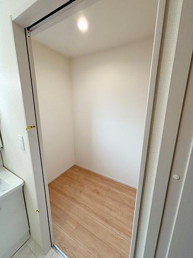 B号棟 ファミリークロークやランドリールームなど、使い方様々な納戸です。