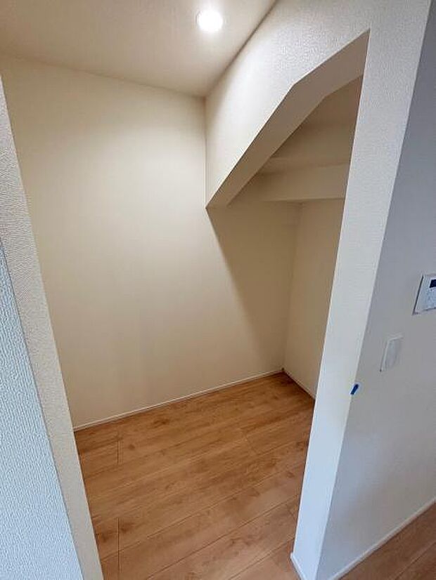 B号棟 キッチン横には階段下を利用したパントリーもございます。