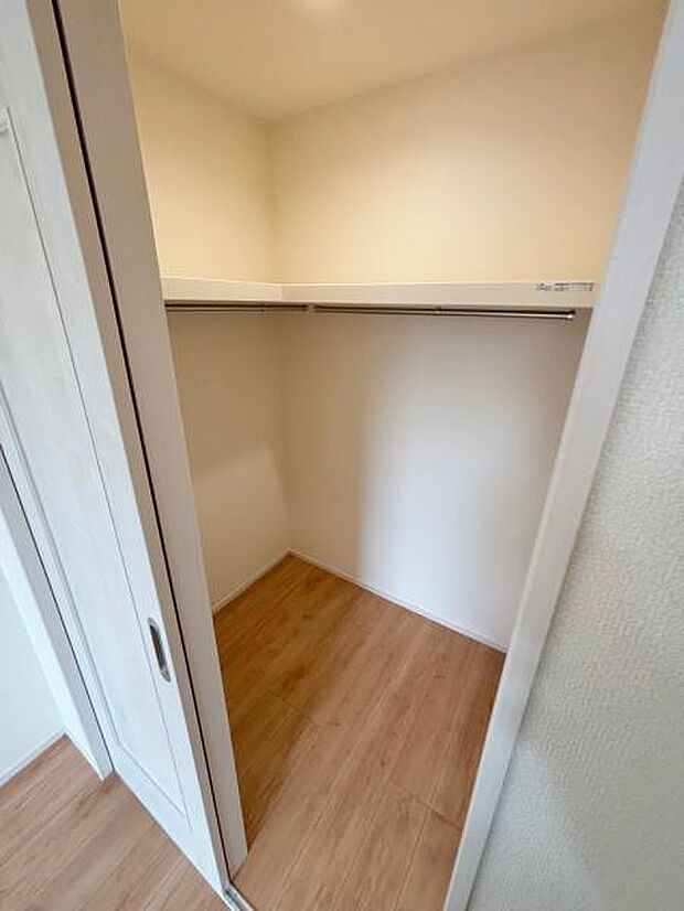 B号棟 L字型なので掛けてある洋服が見やすく取り出しやすい空間です。