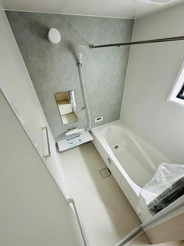 半身浴も楽しめる浴室です。寒い日でも安心の浴室乾燥暖房機も付いています。