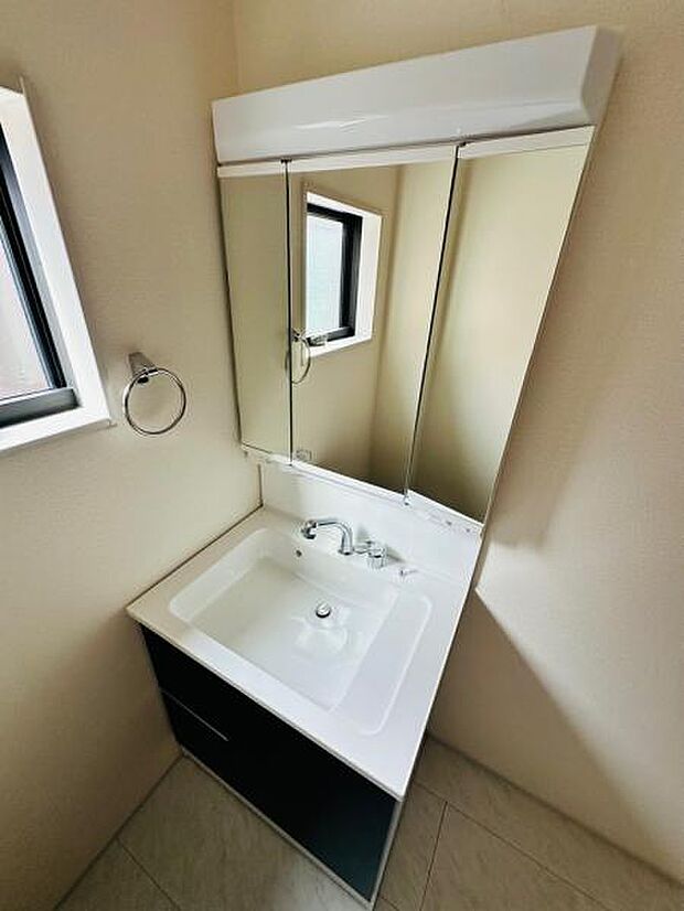 人気の三面鏡タイプの洗面台です。鏡の裏にも棚があるので収納豊富です。