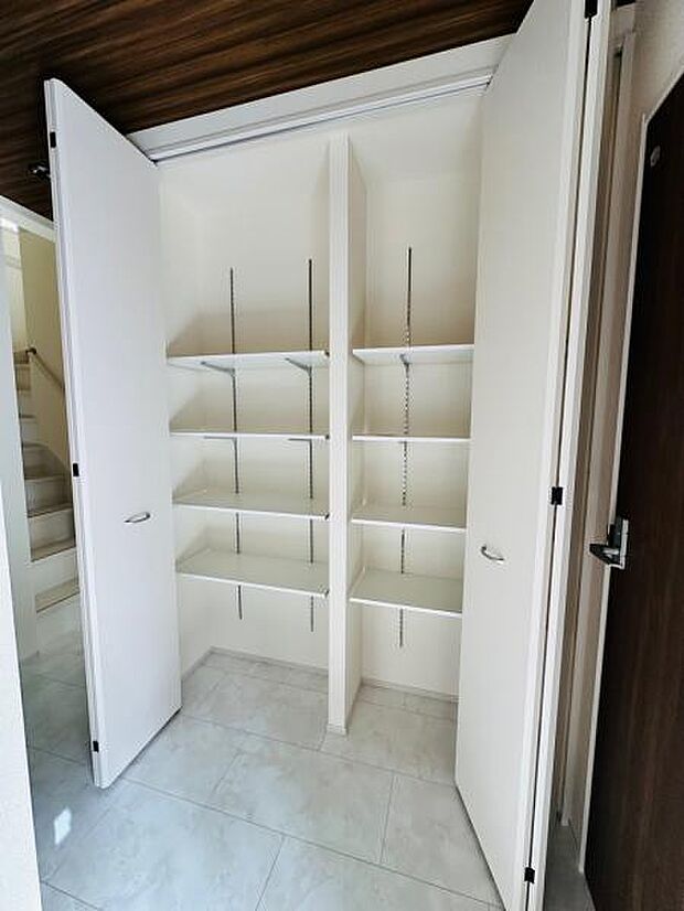 玄関にはシューズボックスの他にも収納があり、カバンや部活道具などの収納に便利です。