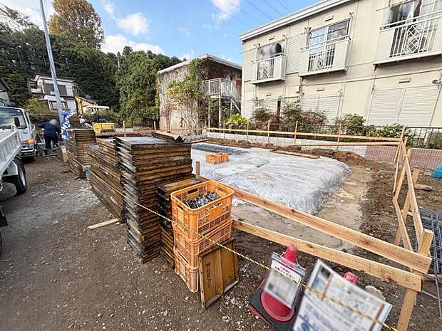 11/14撮影 基礎に入る前の工事まで進んでいました。完成日等の詳細はお問合せください。