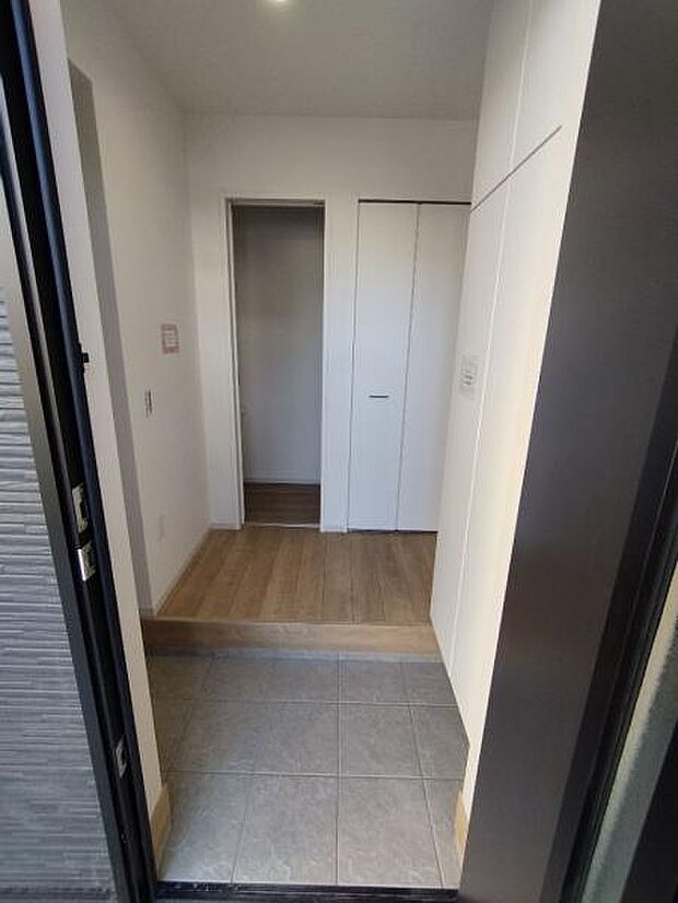 玄関スペースは十分な広さがあり、複数人の帰宅でも混雑しません。