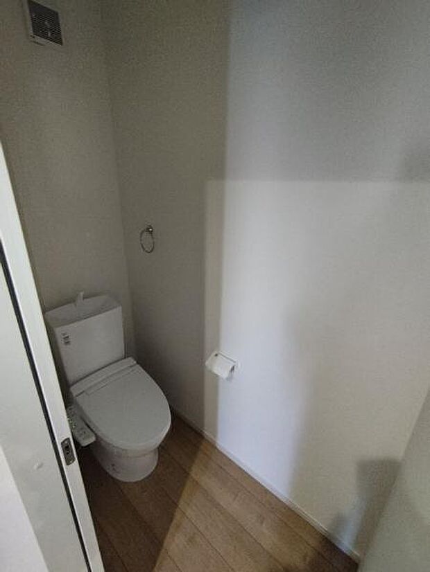各階にあるトイレはもちろんウォシュレット機能付き。