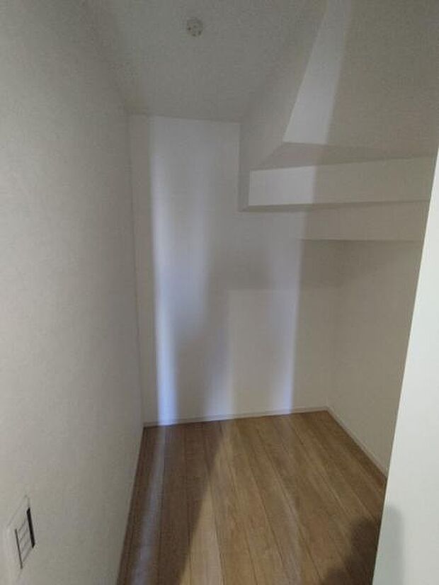 1階の玄関すぐにあるWICです。アウトドア用品や部活道具の収納など、使い方は様々です。