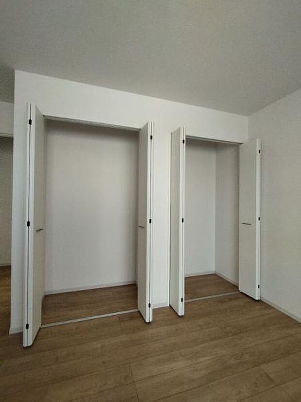 天井まで届くような大きなクローゼットは、お洋服だけでなく収納豊富です。