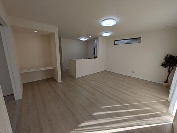 リビングにはワークスペースつき。PC作業やお子様の勉強コーナーなどに最適です。