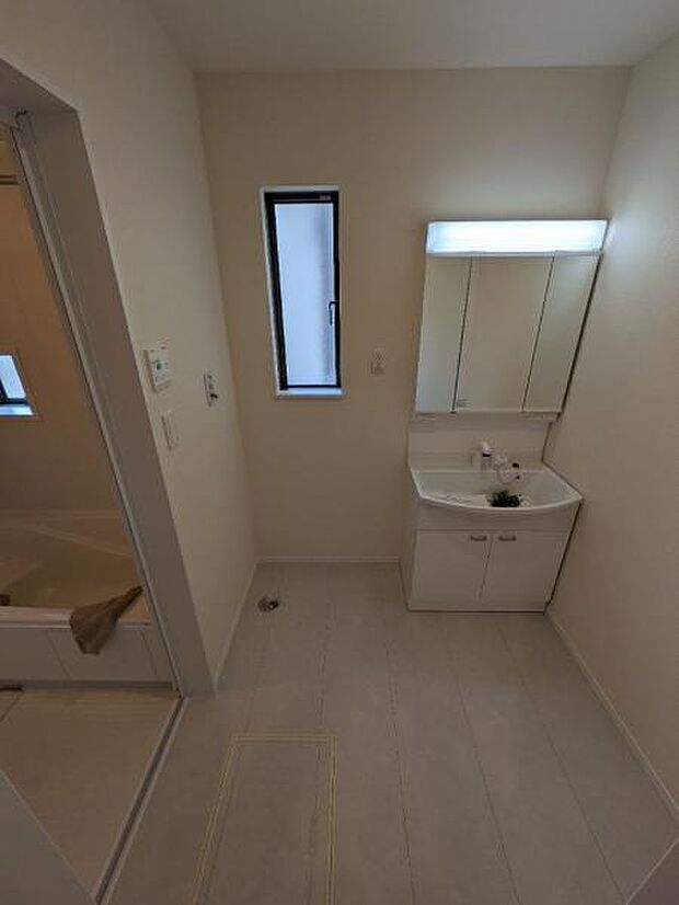 洗面所は洗濯機を置いてもじゅうぶんな広さがあります。洗面台は人気の三面鏡タイプです。