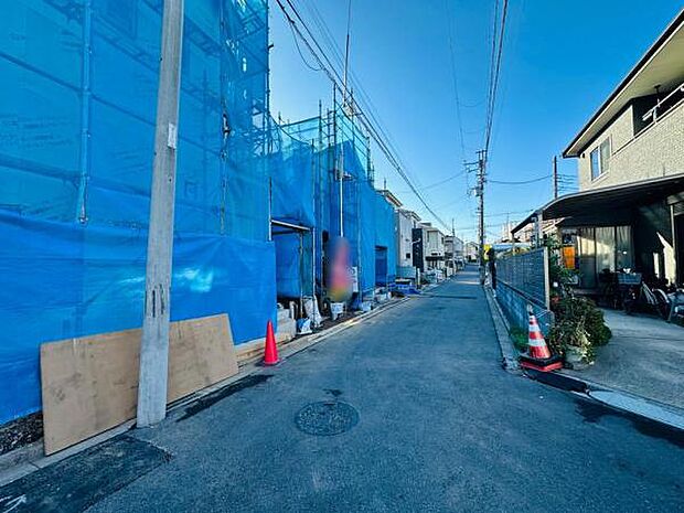 前面道路は4ｍ。交通量も少なく安心の道路です。