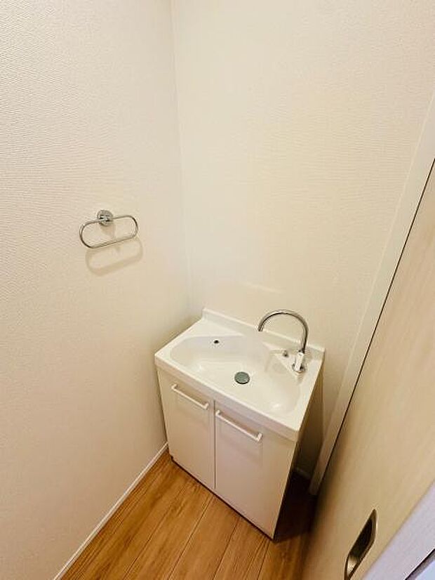 2階トイレ前には手洗い場もあり、トイレ内を清潔に保てます。