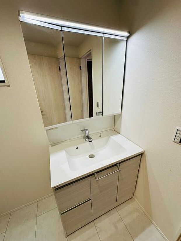 人気の三面鏡タイプの洗面台です。鏡の裏にも棚があるので収納豊富です。