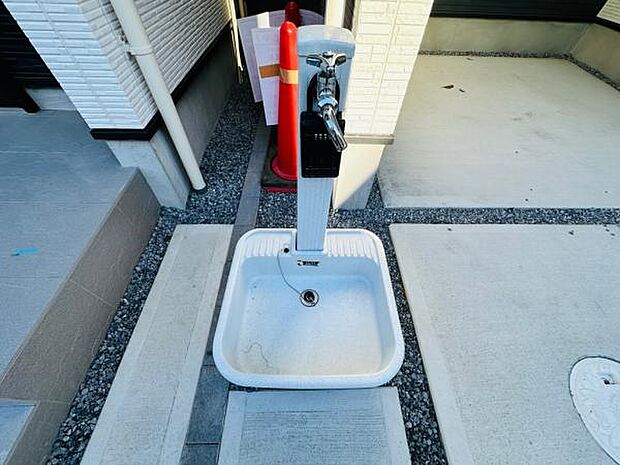 ペットやお子様の手洗いとしてあると便利な立水栓です。